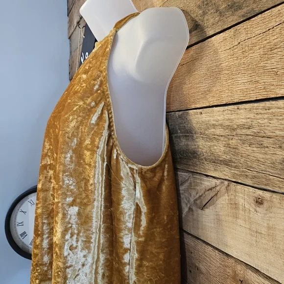 Altar'd State Women's Gold Velvet  Halter Top W/crochet Hemline Size M - Picture 7 of 13